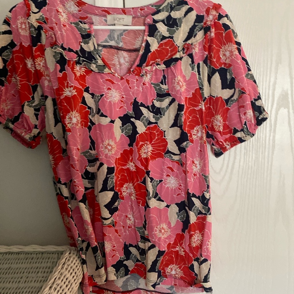 Loft never worn top beautiful colors excellent condition size medium